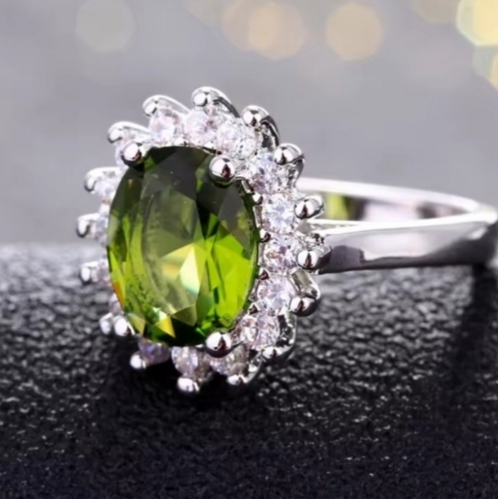 Ladies Elegant Green Gemstone Silvery Ring Sz 8